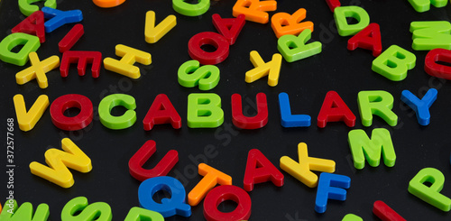 letras de plastico formando la palabra vocabulario