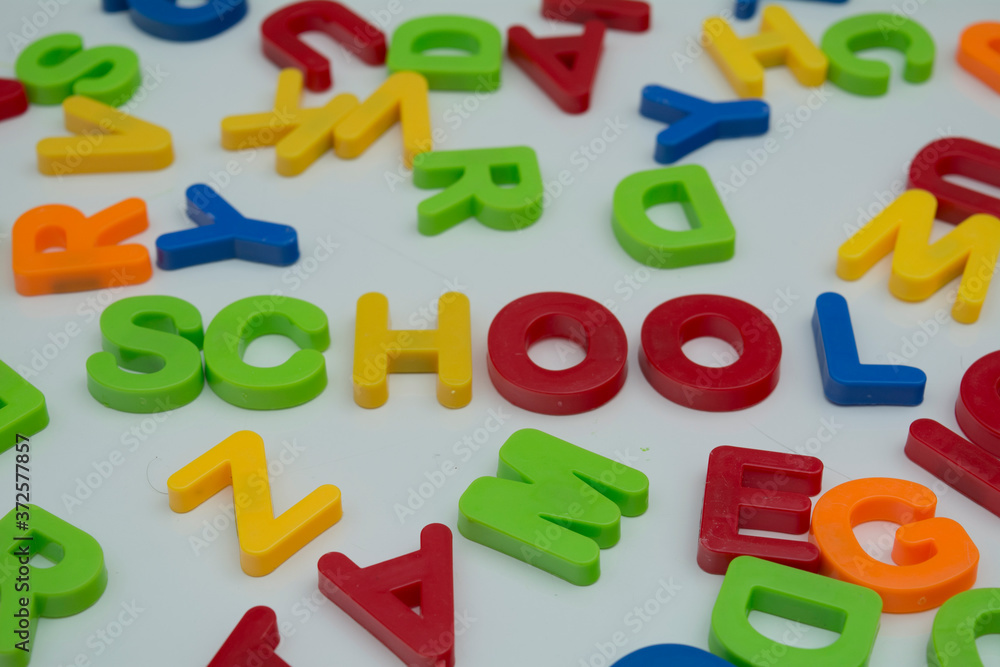 letras de plastico formando la palabra escuela letras de plastico formando la palabra escuela