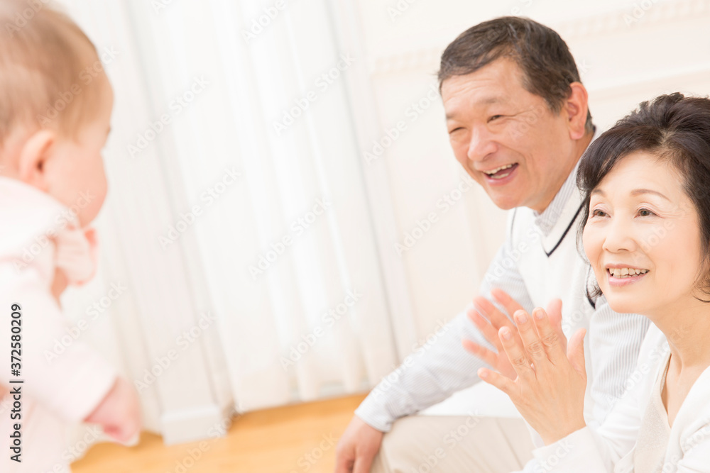 Fototapeta premium 孫と遊ぶ祖父母