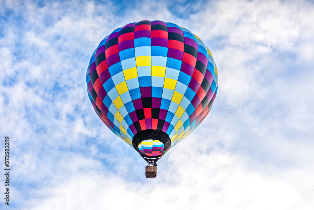 Naklejka premium Single, colorful hot-air balloon high in the sky