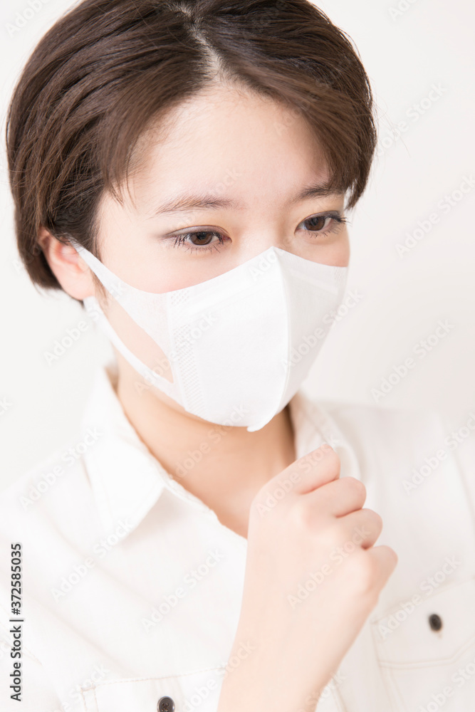咳をする女性 咳をする女性