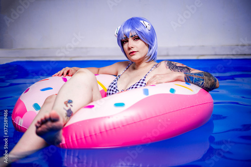 Chica androide cosplay otaku japones verano bikini traje de baño azul piscina naturaleza verano vacaciones flotador bebida  photo