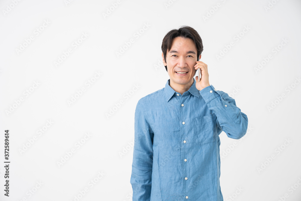電話をするミドル男性 電話をするミドル男性