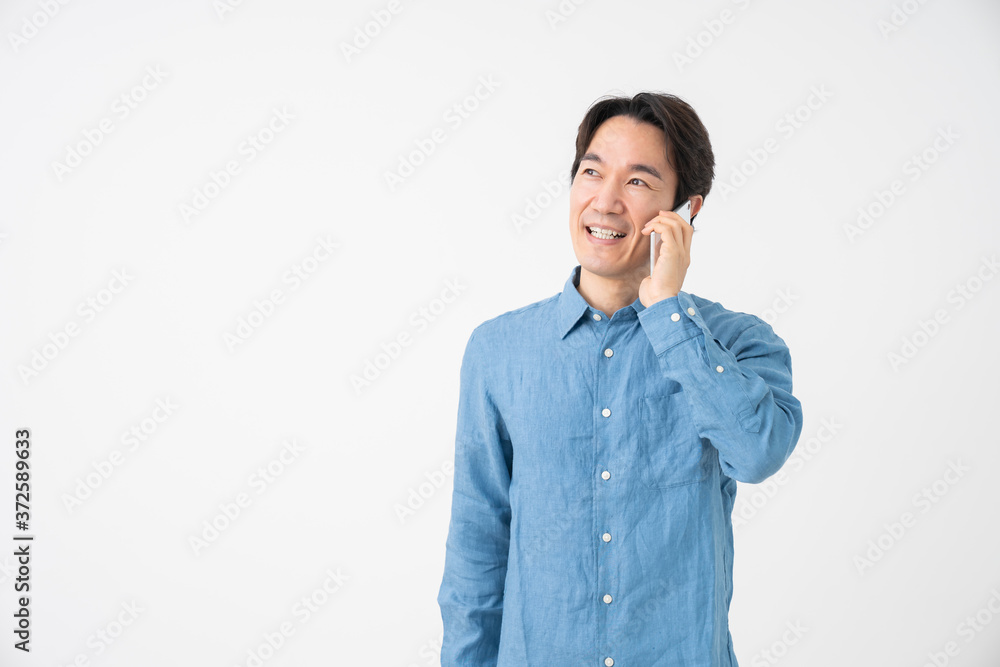 電話をするミドル男性 電話をするミドル男性