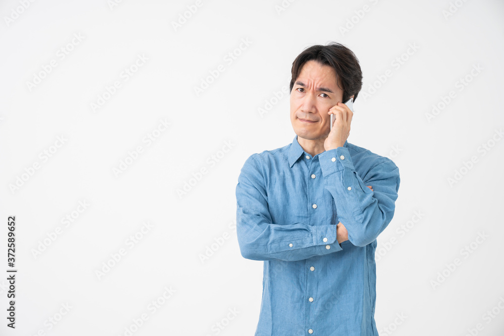電話をするミドル男性　考える