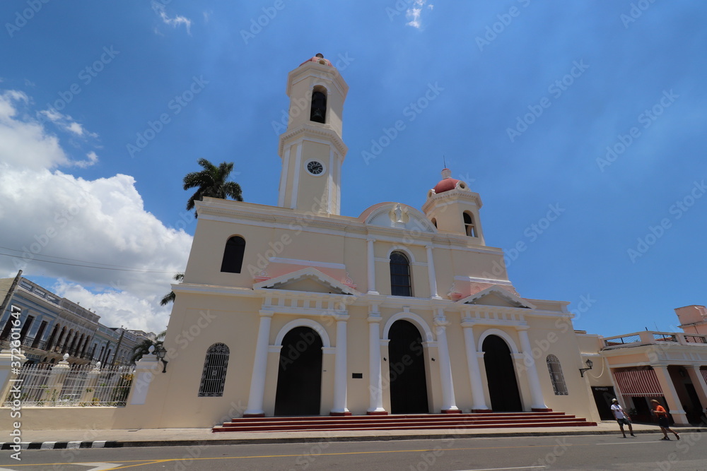 キューバの中部、フランス人が造った町シエンフエゴスの古い建物　ホセ・マルティ公園
Parque José Martí
