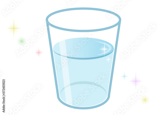 コップ一杯のお水 キラキラ綺麗なイメージ