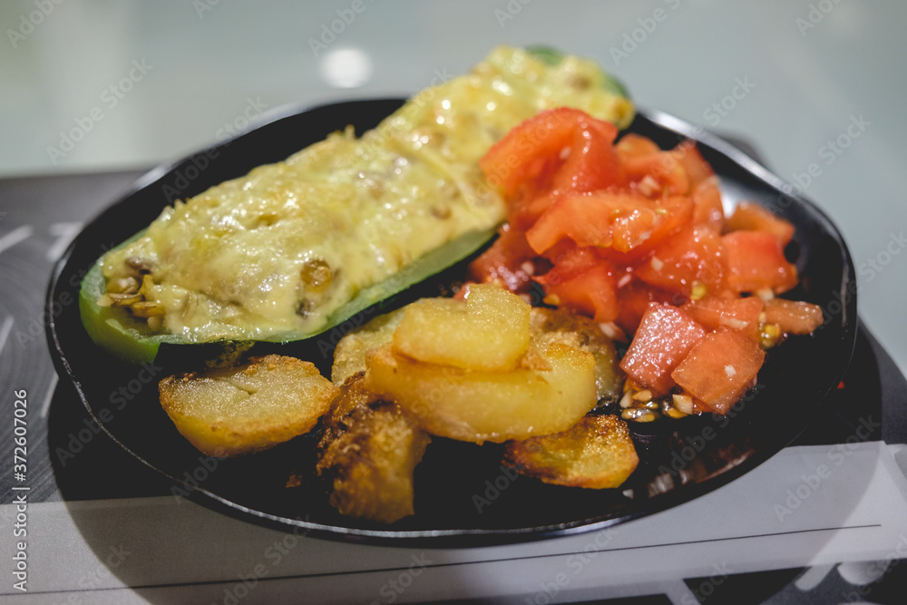 Back plate with fresh tomato, sauteed potatoes and baked italian squash with vegetal meat and cheese Back plate with fresh tomato, sauteed potatoes and baked italian squash with vegetal meat and cheese