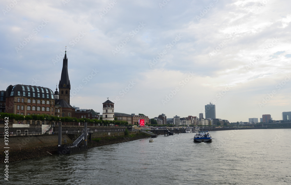 Fototapeta premium rheinuferpromenade in düsseldorf, deutschland