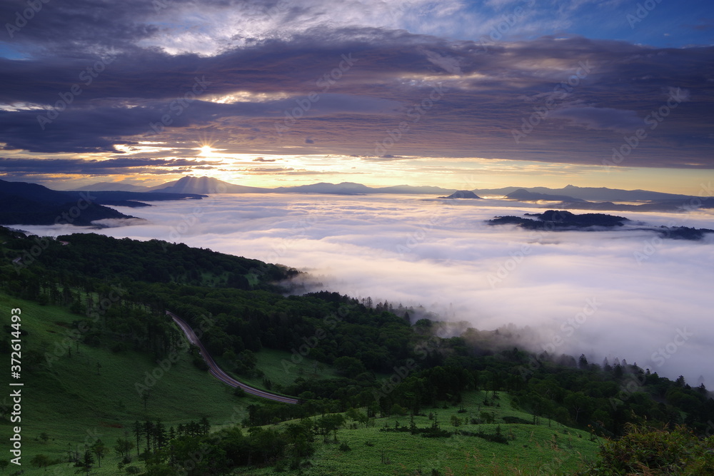 Obraz premium 雲海の漂う夜明けの風景。美幌峠
