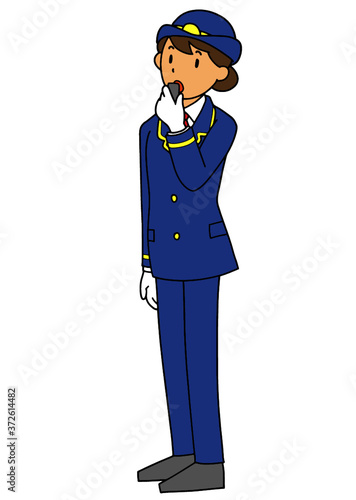 マイクを持って構内アナウンスする女性駅員