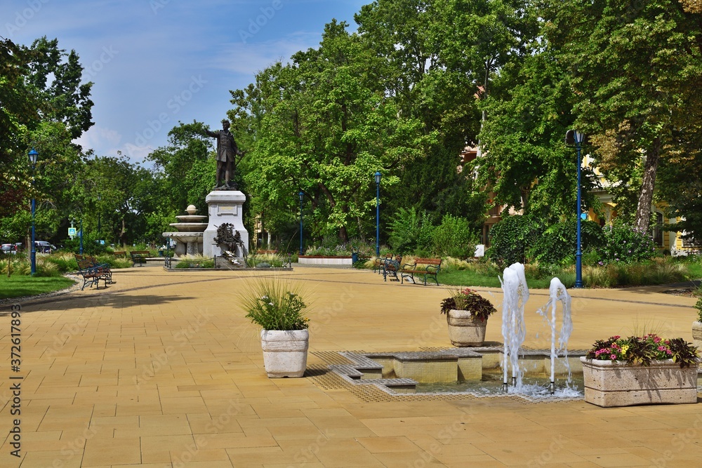 Park in Kiskunfélegyháza mit Statue, Ungarn