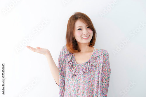 右手をあげる女性