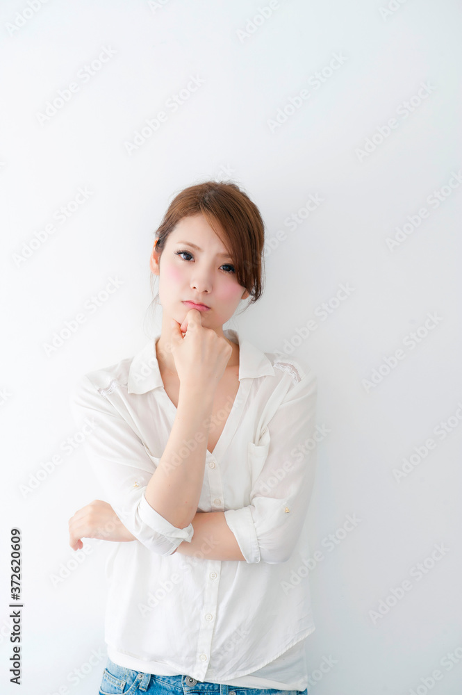 考える女性 考える女性