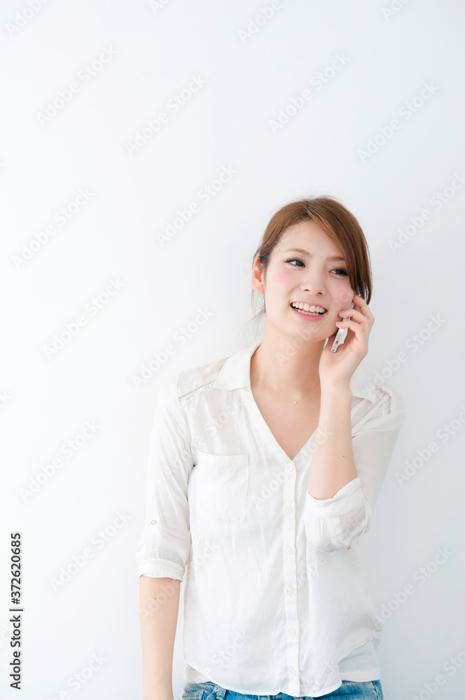 笑顔で電話する女性 笑顔で電話する女性