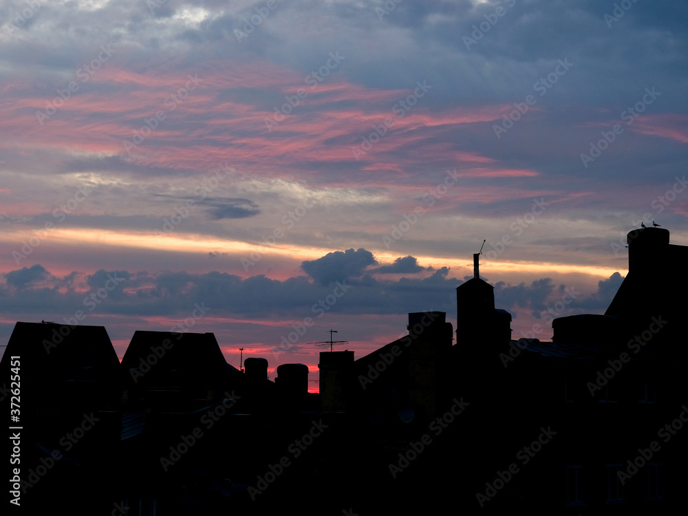 Obraz premium Beautiful sunset above roofs of St.Petrsburg