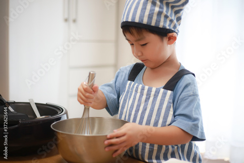 料理する男の子