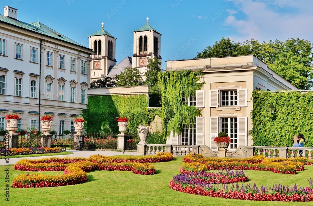 Fototapeta premium Salzburg, Mirabellgarten und Andräkirche