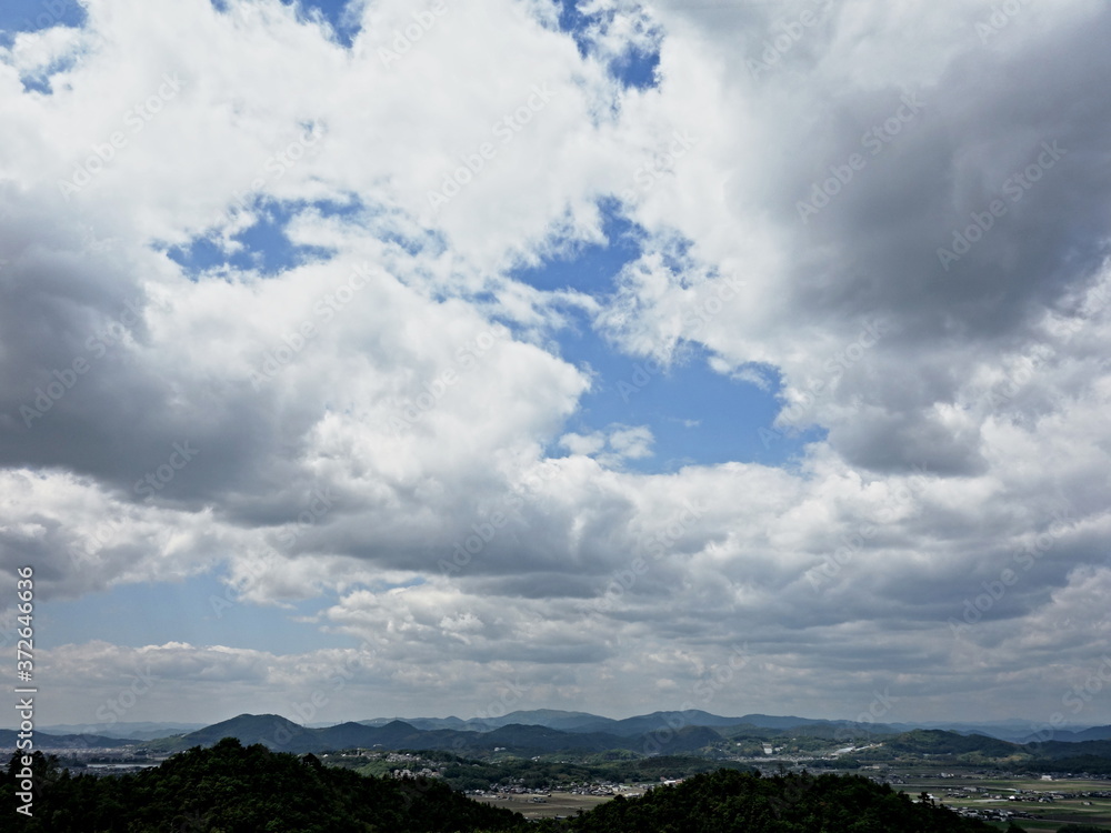 大雄山から白雲が多く浮かぶ西の見晴らし