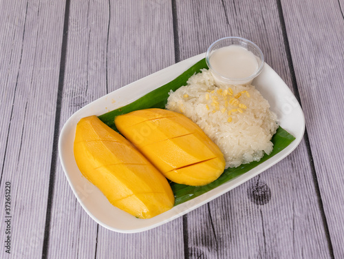 Fototapeta Naklejka Na Ścianę i Meble -  Thai Mango & Sticky Rice Desserts