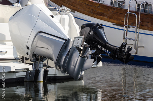 Quadro em tela DRIVE MOTORS - Boat propellers out of the water