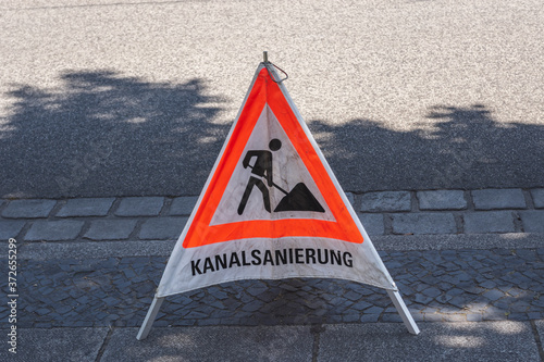 ein dreieckiges Warnschild für eine Kanalsanierung photo