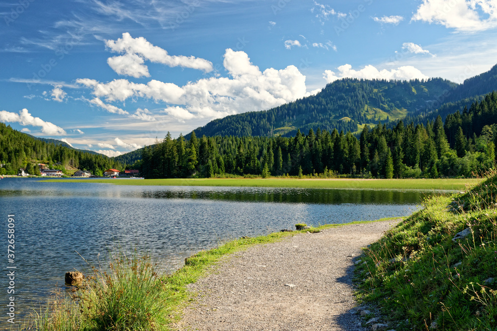 Wanderweg um den Spitzingsee, einem Bergsee im Mangfallgebirge in den bayerischen Alpen.