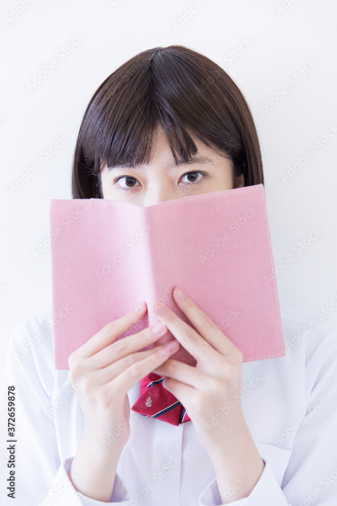 読書をする女子高校生 読書をする女子高校生