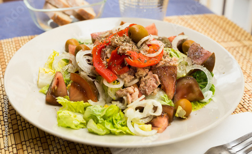 mediterranean vegetable salad with tuna