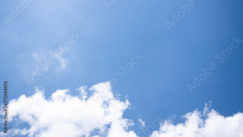 Cielo azul soleado con nubes blancas