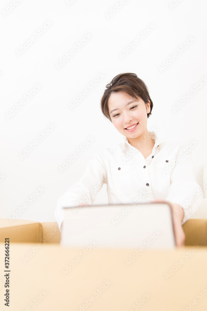 荷作りをする女性