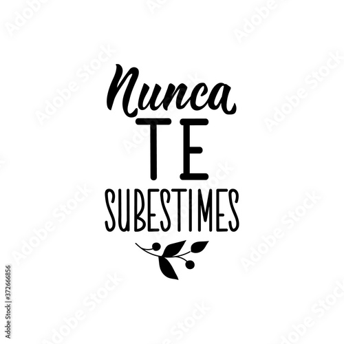 Never underestimate yourself - in Spanish. Lettering. Ink illustration. Modern brush calligraphy.