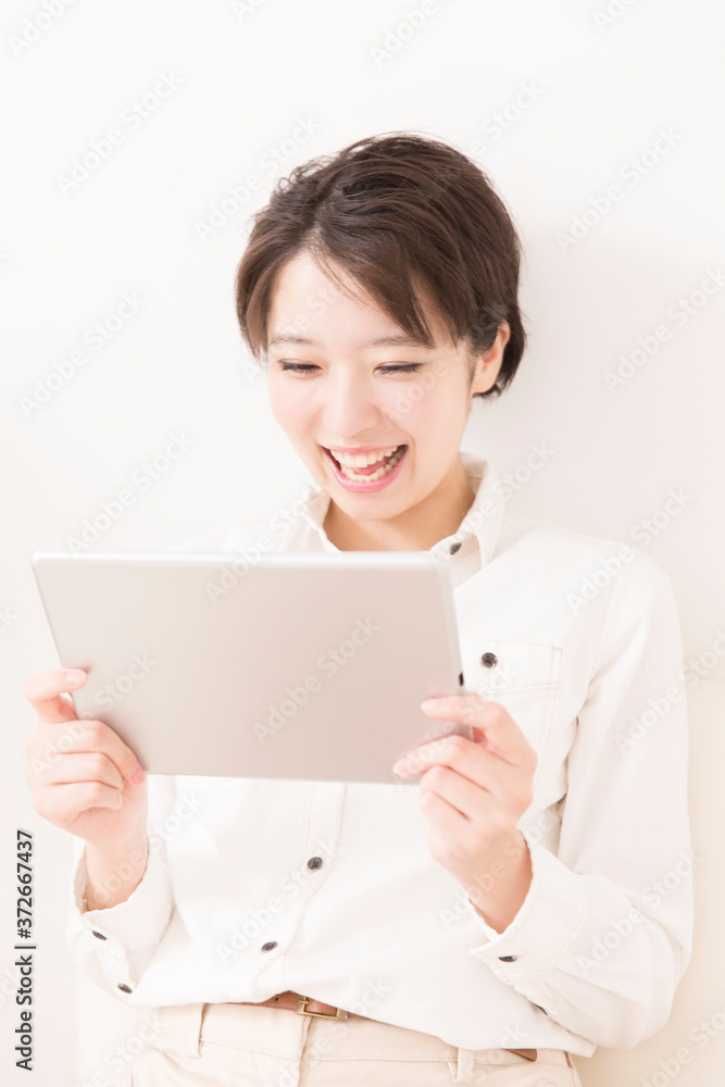 タブレットPCを見る女性 タブレットPCを見る女性