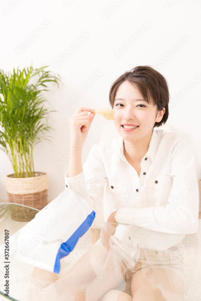 ポテトチップスを食べる女性 ポテトチップスを食べる女性