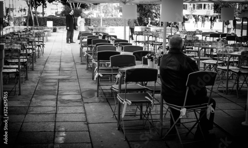 Hombre tomando café ;blanco y negro photo