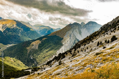 Parajes durante la subida al monte Ezkaurre/Ezcaurre situado entre navarra y huesca © Alotz