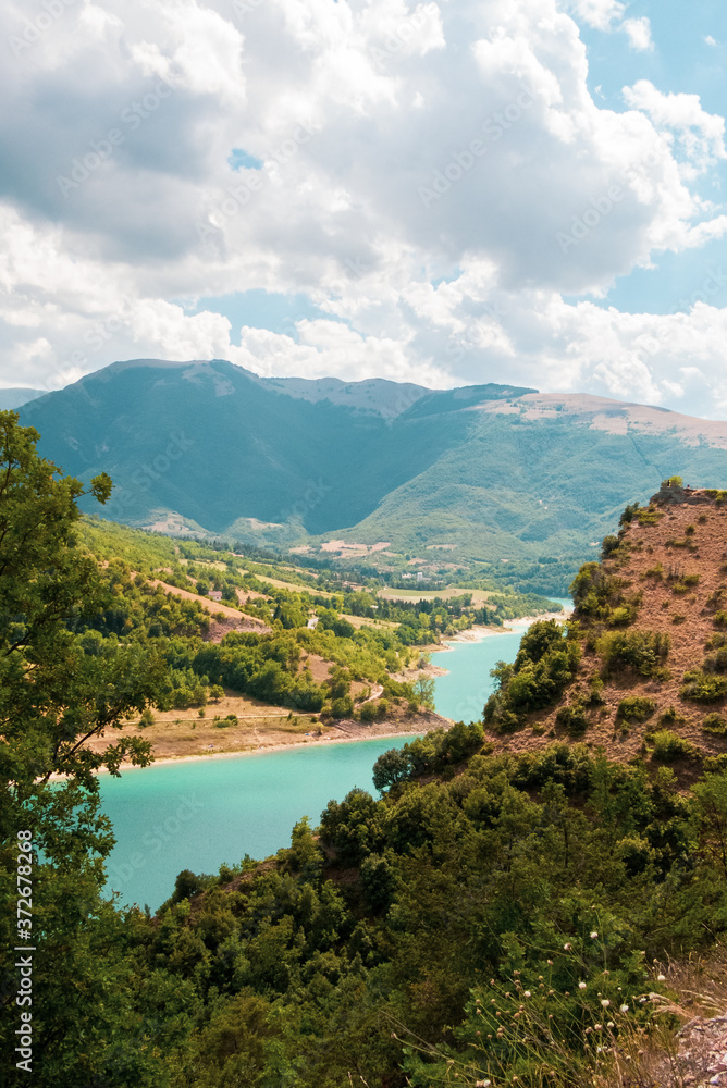 Obraz premium Lago di Fiastra nella regione Marche in Italia