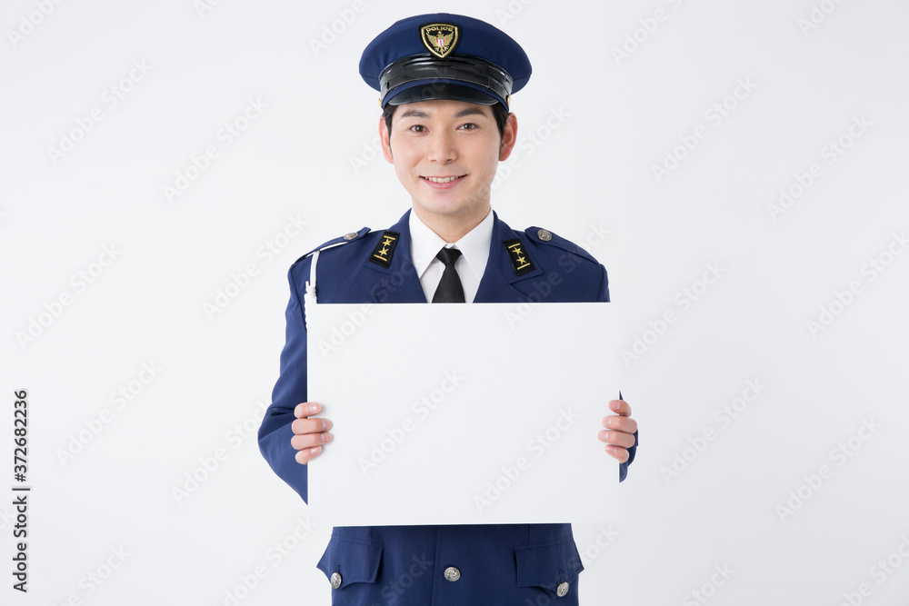 メッセージボードを持つ男性警察官 メッセージボードを持つ男性警察官