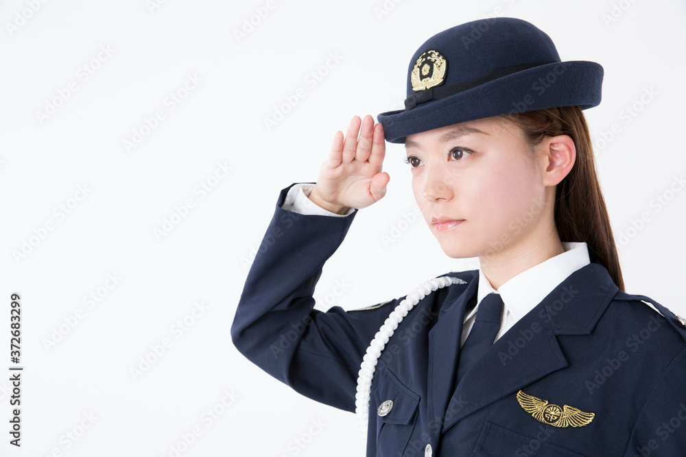 敬礼をする女性警察官 敬礼をする女性警察官