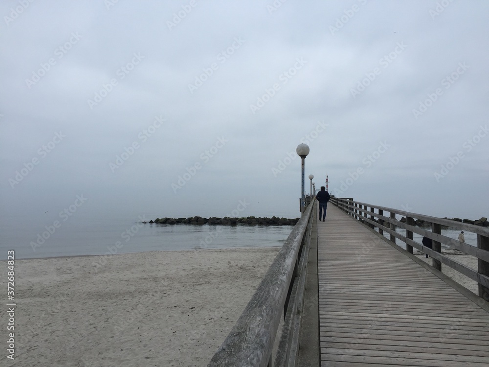 Obraz premium wooden pier at baltic sea in winter