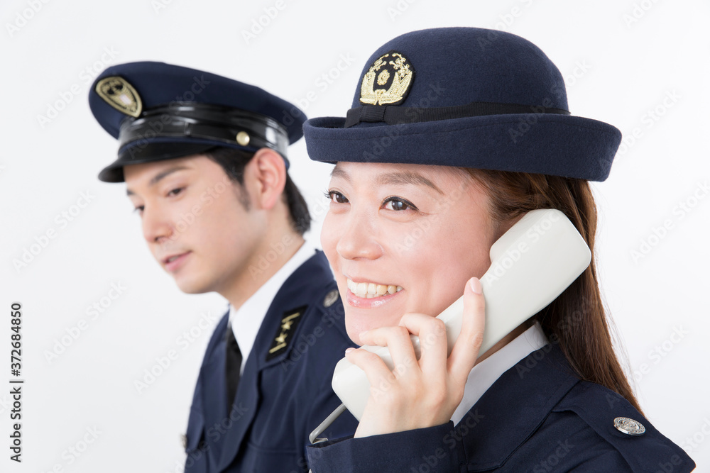電話をする警察官 電話をする警察官