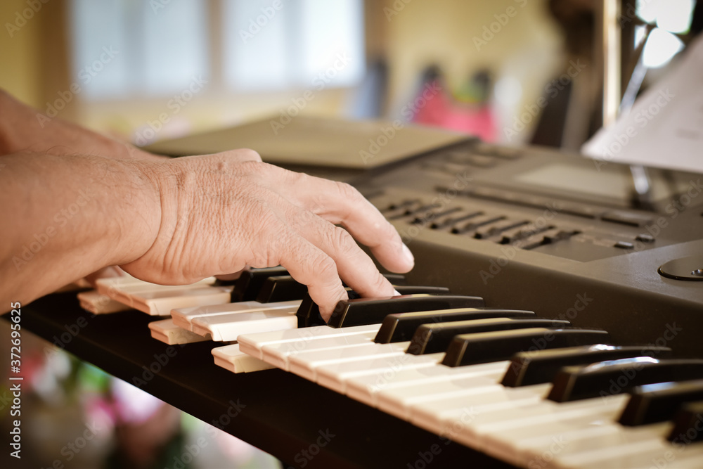 Obraz premium Close-up of a musician playing piano keyboard.