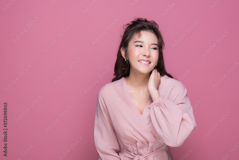Portrait beautiful young woman in the studio on pink background
Portrait beautiful young woman in the studio on pink background