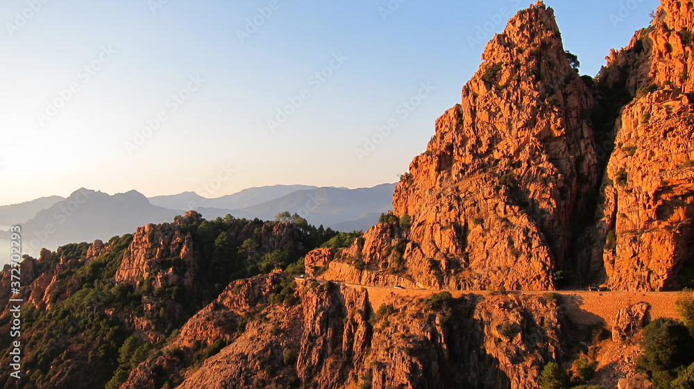 Landschaftsaufnahme der Küste Korsika in Abendstimmung und toller Aussicht auf die Berge der Calanche