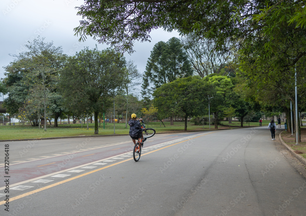 menino fazendo manobras com sua bicicleta menino fazendo manobras com sua bicicleta