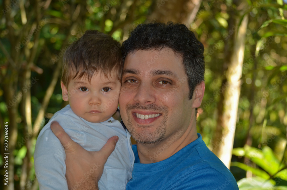 Homem muito feliz carregando criança no colo. Pai sorridente curtindo seu filho. Amor de pai. Familia feliz. Homem muito feliz carregando criança no colo. Pai sorridente curtindo seu filho. Amor de pai. Familia feliz.