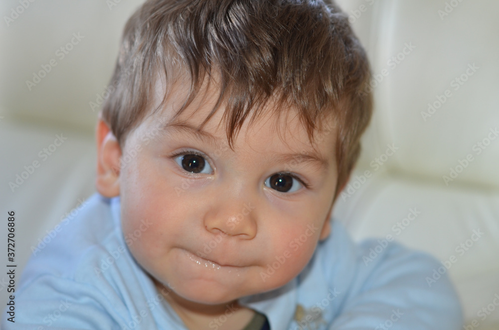 Retrato de um bebe menino meigo e bonito Retrato de um bebe menino meigo e bonito