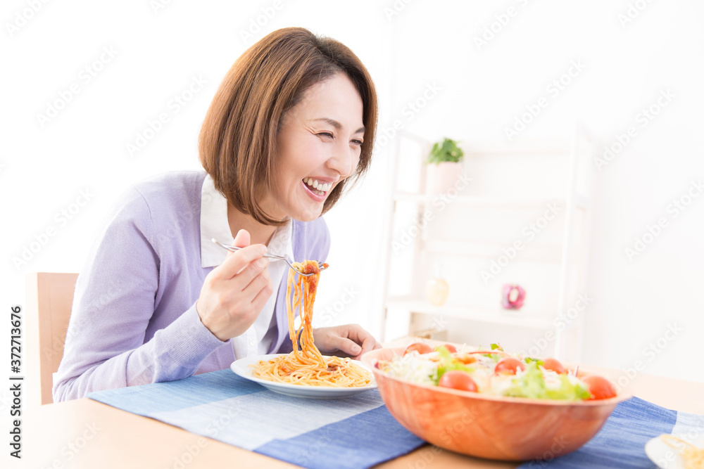 パスタを食べる女性