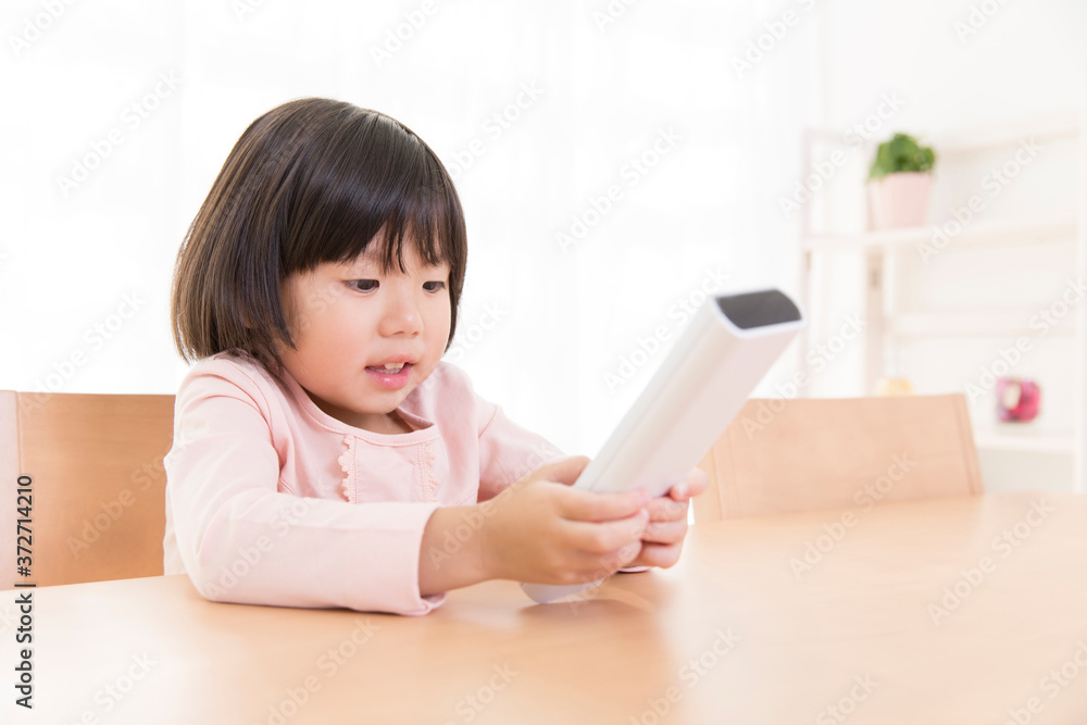 テレビを見る女の子 テレビを見る女の子