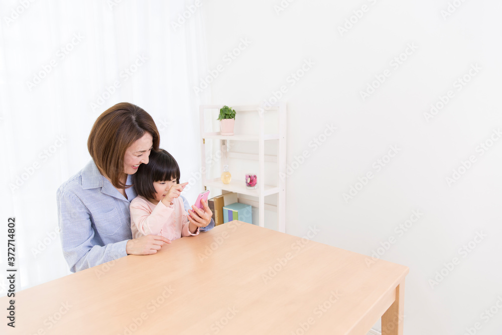 スマホを見る親子